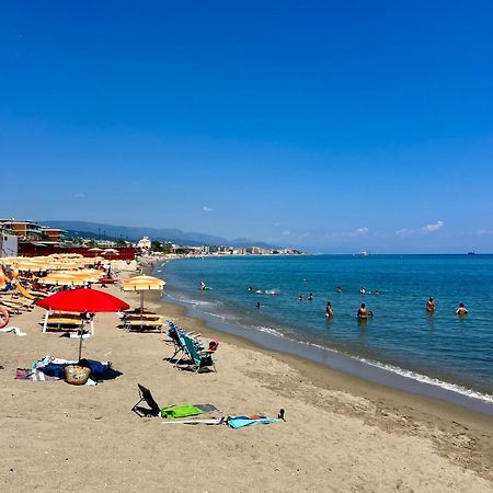 Appartamento Con Accesso Privato Spiaggia Savona Bagian luar foto