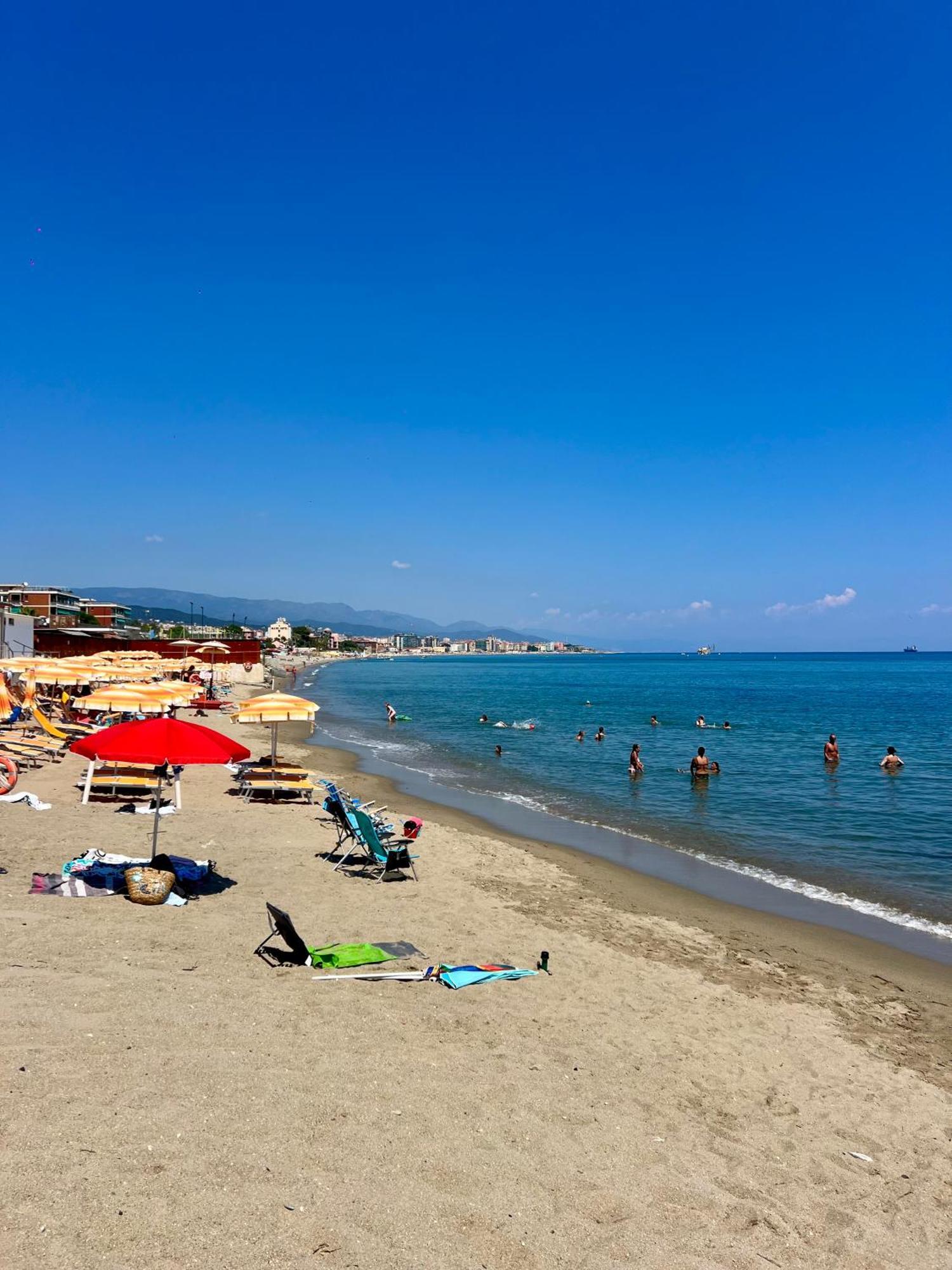 Appartamento Con Accesso Privato Spiaggia Savona Bagian luar foto