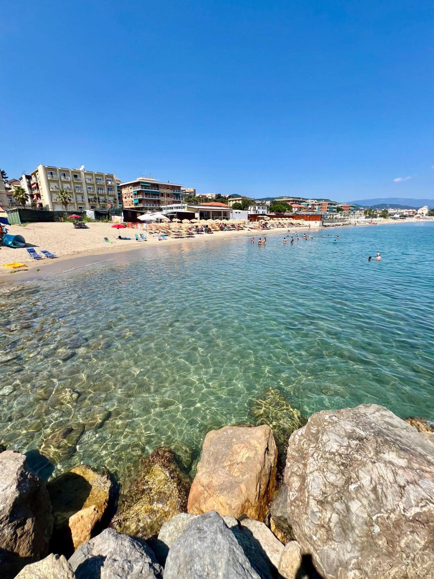 Appartamento Con Accesso Privato Spiaggia Savona Bagian luar foto
